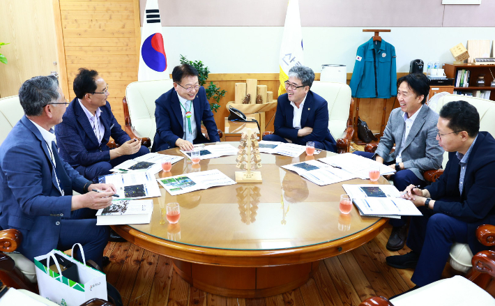 손병복 울진군수가 임상섭 산림청장을 만나 울진금강송에 대한 특별 관리를 요청하고 있다. 울진군 제공 