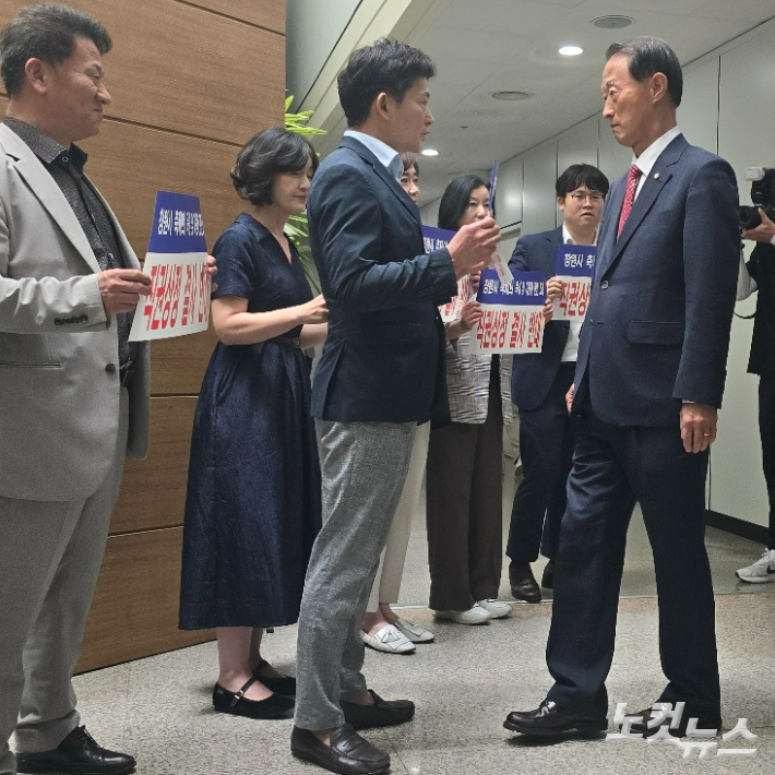 민주당 창원시의원들이 손태화 의장에게 직권상정을 반대한다는 내용의 피켓을 들어보이고 있다. 이상현 기자