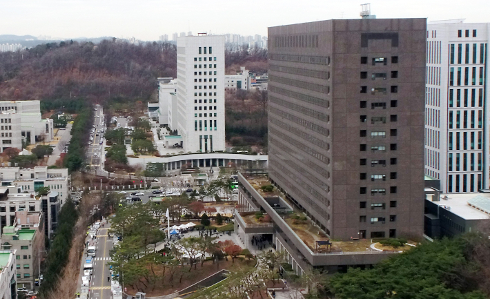 사진은 서울 서초구 서초동 대검 청사(왼쪽)와 중앙지검 청사. 연합뉴스