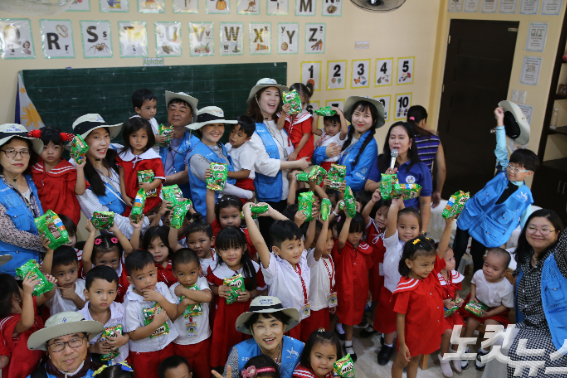 필리핀 동방아동센터는 현재 79명의 코피노 아동과 76명의 현지 아동, 총 155명의 아동들을 돌보며 다양한 지원활동을 펼치고 있다. 2013년 개소 이후 86% 이상의 아동이 동방아동센터를 지속적으로 이용하고 있다.