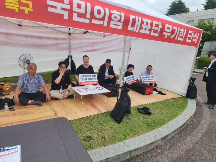 23일 수원시의회 국민의힘 측이 시청 앞에 천막을 설치하고 투쟁에 들어갔다. 독자 제공