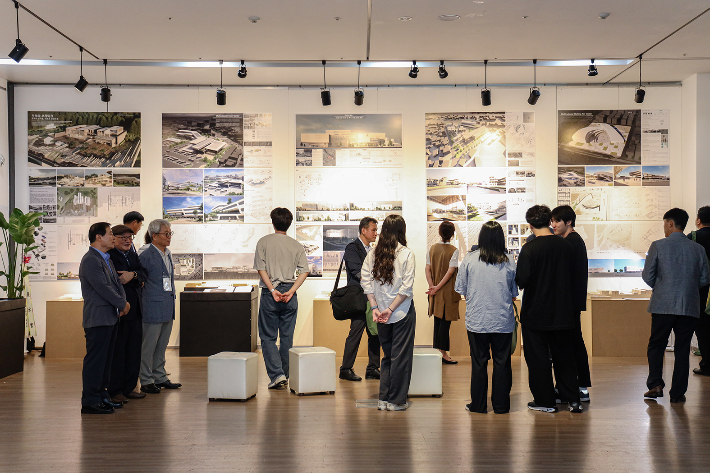 경일대 국제건축페스티벌에서 참가자들이 전시작을 둘러보고 있다. 경일대 제공 