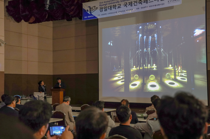 스페인 건축거장 페르난도 메니스가 강연하고 있다. 경일대 제공 