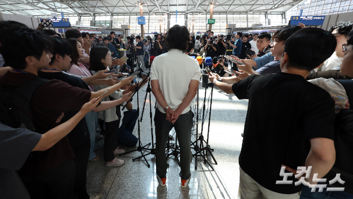 홍명보 축구대표팀 감독이 15일 오전 인천공항 1터미널에서 외국인 코칭스태프 선임 관련 업무를 위해 출국 전 취재진의 질문에 답하고 있다. 인천공항=황진환 기자