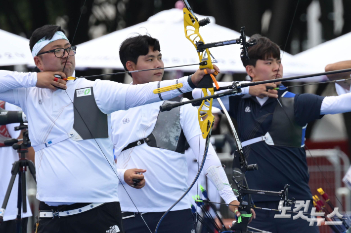 2024 파리올림픽 남자 양궁대표팀이 21일 오후(현지시간) 프랑스 파리 앵발리드에서 훈련을 갖고 있다. 왼쪽부터 김우진, 이우석, 김제덕. 올림픽사진공동취재단