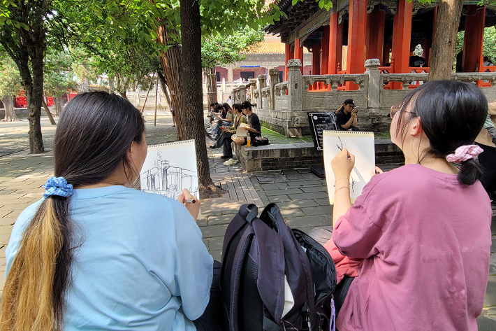 지난 13일 중국 산둥성 타이안시에 있는 타이산 다이묘에서 목원대 한국화전공 학생들이 사생 활동을 하고 있다. 목원대 제공