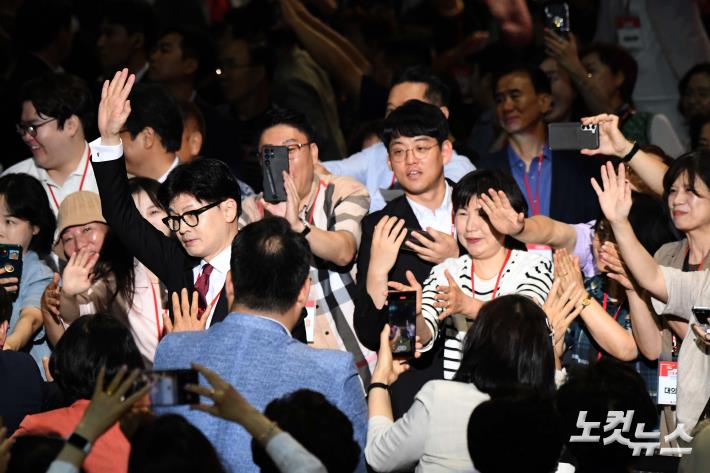 지지자들에게 인사하는 한동훈 당대표 후보