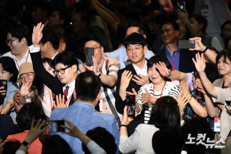 지지자들에게 인사하는 한동훈 당대표 후보