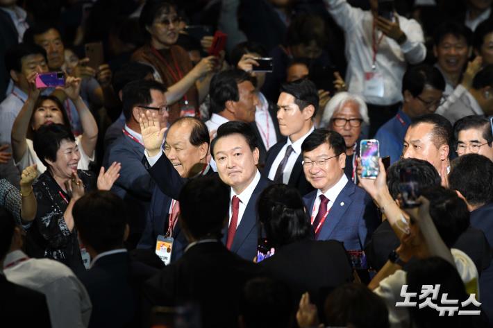 손 들어 인사하는 윤석열 대통령