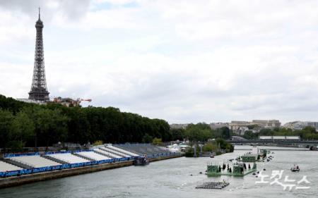 올림픽 개막준비로 분주한 파리 센강
