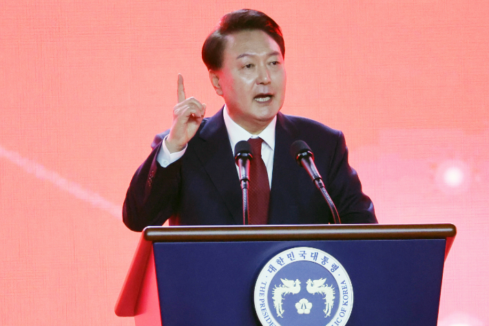 윤석열 대통령이 23일 오후 경기 고양시 킨텍스에서 열린 국민의힘 제4차 전당대회에서 축사하고 있다. 연합뉴스