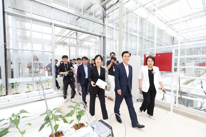 김태흠 충남지사가 충남 스마트팜 경영실습장을 둘러보고 있다. 충남도 제공
