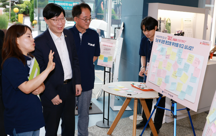 김소영 금융위원회 부위원장이 23일 오후 서울 중구 명동 온드림 소사이어티에서 금융위원회와 서민금융진흥원이 개최한 청년도약계좌 1년 "청년, 금융을 이야기하다" 행사에 참석해 청년들과 함께 청년도약계쫘 성과와 향후 운영방향, 청년금융 여건에 대해 논의했다. 금융위원회 제공