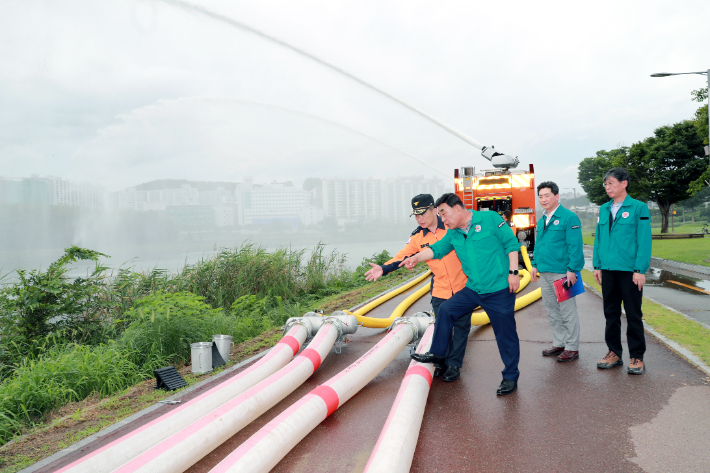 울산소방본부는 23일 태화강 제1둔치에서 소방용 대용량 배수차에 대한 성능 시험을 진행했다. 울산시 제공