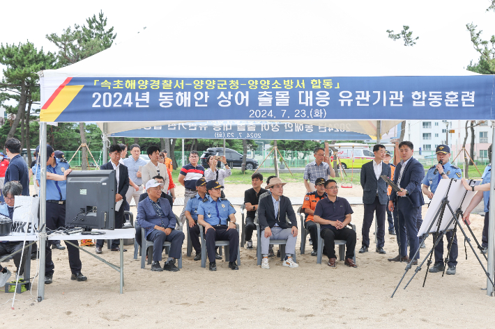 김진태 지사는 23일 양양군 낙산해수욕장을 찾아 여름철 해수욕장 안전관리 종합대책과 상어 안전망 운영현황 등을 점검했다. 강원도 제공