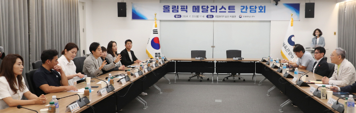 지난 22일 열린 '올림픽 메달리스트 간담회'에서 유남규 탁구 감독이 한국 체육의 발전 방향 등에 대한 의견을 제시하고 있다. 문화체육관광부