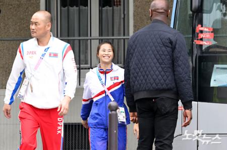 훈련장 입장하는 북한 여자 복싱 대표팀