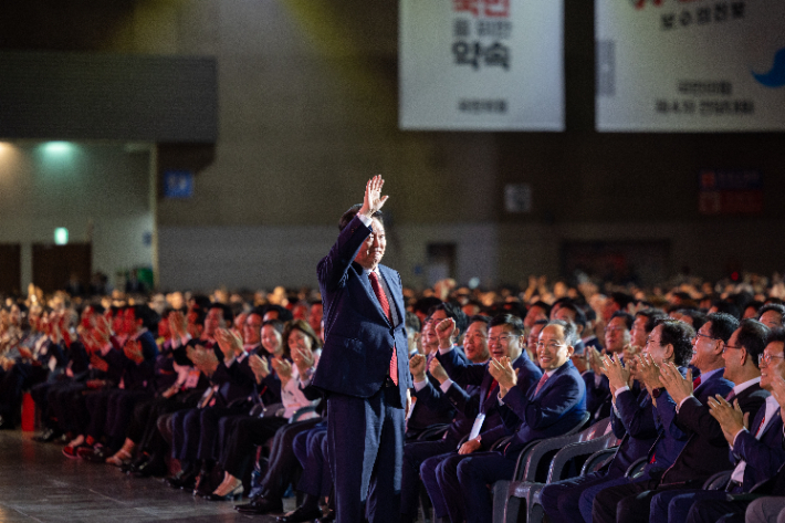 윤석열 대통령이 23일 오후 경기도 고양시 킨텍스에서 열린 국민의힘 제4차 전당대회에 참석해 인사하고 있다. 연합뉴스