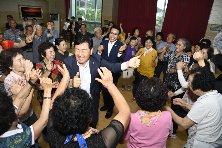 김관영 전북특별자치도지사와 최경식 남원시장은 23일 전북 남원의 한 노인복지관을 방문했다. 남원시 제공