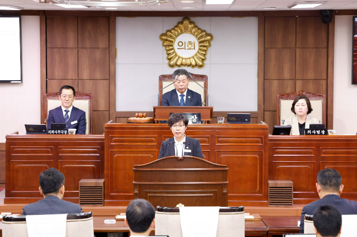 최미희 순천시의원이 본회의장에서 발언하고 있다. 순천시의회 제공