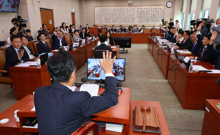 24일 오전 국회에서 법제사법위원회 전체회의에서 거수 표결이 진행되고 있다. 연합뉴스