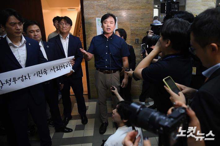 이진숙 후보자 사퇴 요구하는 윤창현 전국언론노조위원장