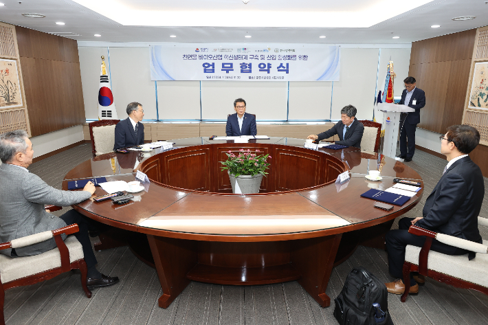 천연물 바이오산업 혁신생태계 구축을 위한 협력 증진과 산업 활성화를 위한 업무협약. 강릉시 제공