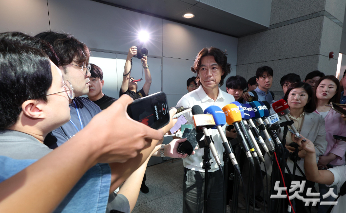 홍명보 축구대표팀 감독이 15일 오전 인천공항 1터미널에서 외국인 코칭스태프 선임 관련 업무를 위해 출국 전 취재진의 질문에 답하고 있다. 인천공항=황진환 기자