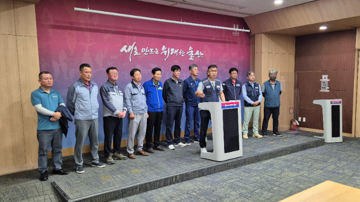 울산 코리아에너지터미널(KET) 축조공사에 참여한 울산지역 업체들은 24일 울산시청 프레스센터에서 기자회견을 열고 공사비 보전을 촉구했다. 울산시 제공