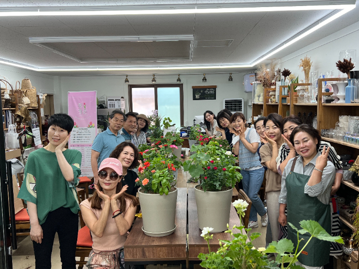 전주대 온다라 지역인문학센터의 원예를 활용한 심상 치유 프로그램에 참여한 수강생들이 기념촬영을 하고 있다. 전주대 제공