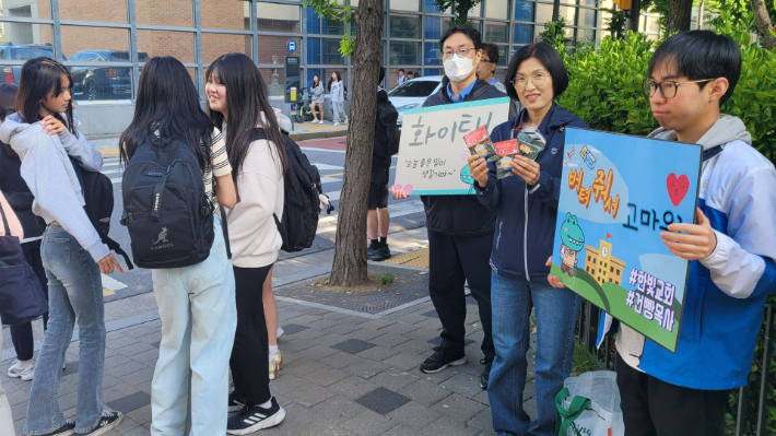 한빛교회 성도들이 교회 인근 학교앞에서 건빵전도를 하고 있는 모습 