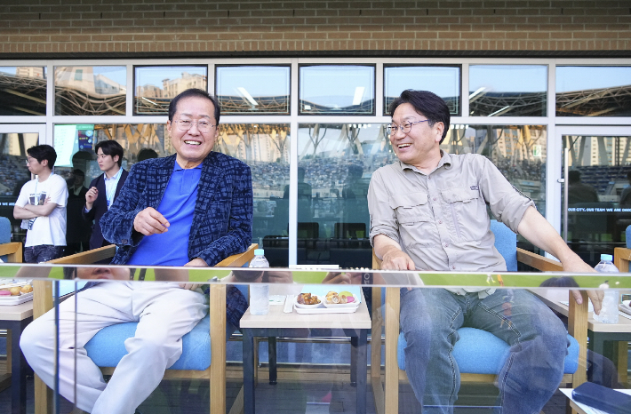 강기정 광주광역시장이 지난 21일 오후 대구광역시 DGB 대구은행파크를 방문해 홍준표 대구시장과 광주 FC-대구 FC의 경기를 관람하고 있다. 광주광역시 제공