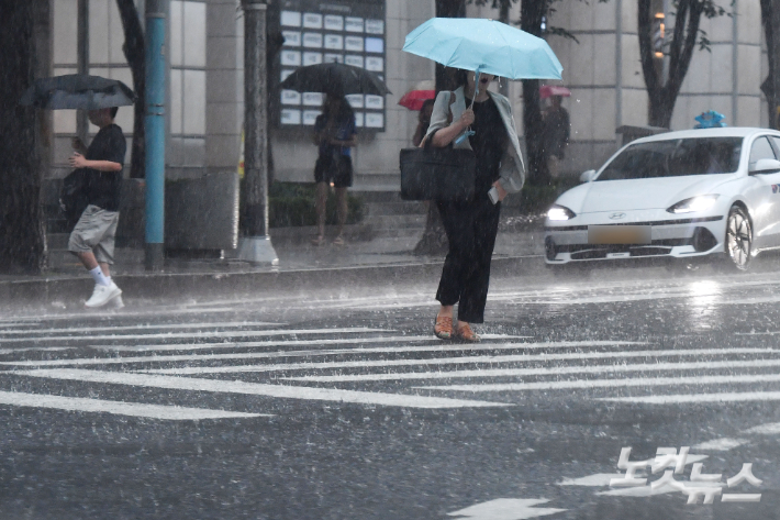 22일 오전 서울 종로구의 한 거리에 우산을 쓴 시민들이 발걸음을 옮기고 있다. 류영주 기자