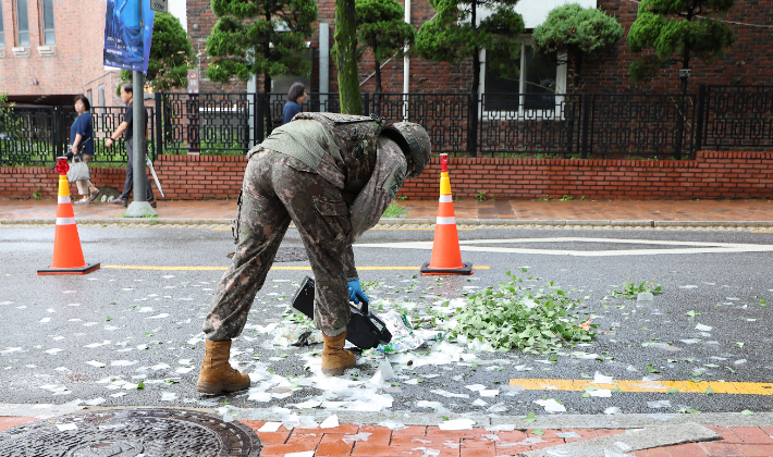 국회서도 북한발 오물 풍선 발견…軍, 수거 조치