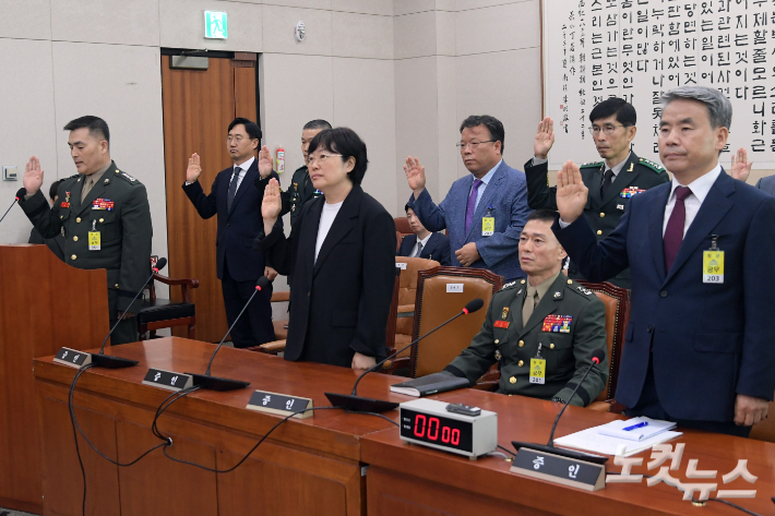 19일 서울 여의도 국회에서 열린 법제사법위원회 '윤석열 대통령 탄핵소추안 발의 요청' 국민동의 청원 관련 청문회에서 이종섭 전 국방부 장관, 유재은 국방부 법무관리관, 박정훈 전 해병대 수사단장 등 출석 증인들이 선서를 하고 있다. (이날 임성근 전 해병대 1사단장은 "수사기관에 고발되어 수사를 받고 있는 피고발인 신분 등"의 이유로 증인선서를 거부했다.) 윤창원 기자