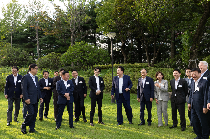 윤석열 대통령이 24일 서울 용산 대통령실 앞 파인그라스에서 열린 국민의힘 신임 지도부 및 당 대표 후보 출마자들과의 만찬에서 한동훈 대표, 추경호 원내대표, 김재원 최고위원, 나경원 의원 등과 웃으며 대화하고 있다. 대통령실 제공