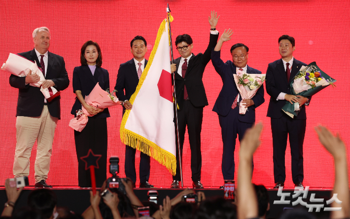 국민의힘 한동훈 신임 대표와 장동혁 등 신임 최고위원들이 23일 경기 고양시 킨텍스에서 열린 제4차 국민의힘 전당대회에서 기념촬영을 하고 있다.박종민 기자