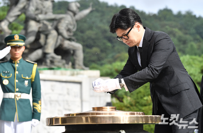 한동훈 신임 국민의힘 당대표와 지도부가 24일 오전 서울 동작구 국립서울현충원을 참배하고 있다. 류영주 기자