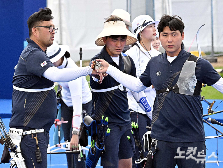 2024파리올림픽 남자 양궁 대표팀 김우진(왼쪽부터), 이우석, 김제덕이 23일 오후(현지시간) 프랑스 파리 앵발리드 양궁경기장에서 훈련 전 파이팅을 외치고 있다. 파리=올림픽사진공동취재단