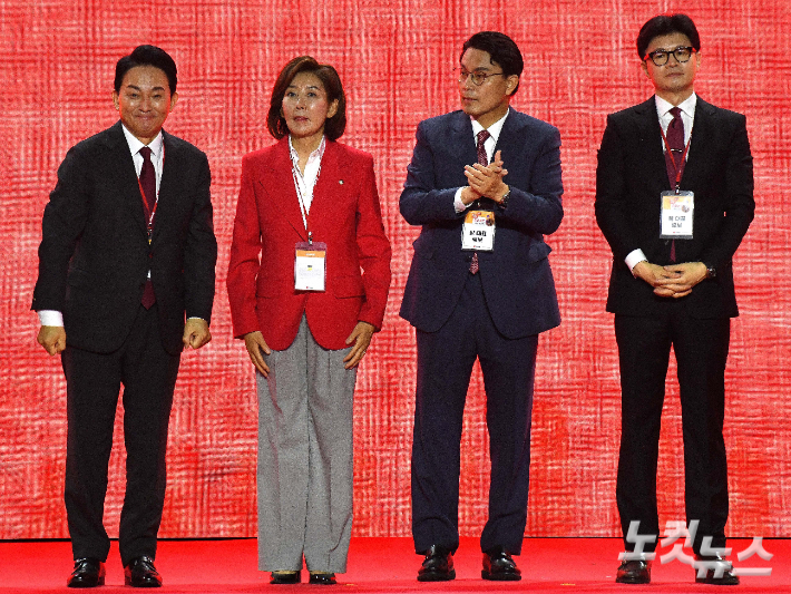 23일 경기도 고양시 일산 킨텍스에서 열린 국민의힘 제4차 전당대회에서 원희룡(왼쪽부터), 나경원, 윤상현, 한동훈 당대표 후보가 기념 촬영을 하고 있다. 고양=박종민 기자