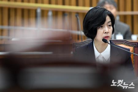 질의 답하는 이숙연 대법관 후보자