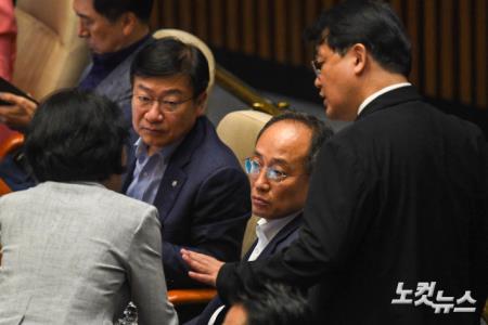 동료 의원들과 대화하는 추경호 원내대표