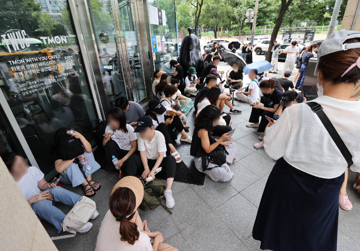 싱가포르 기반의 전자상거래(이커머스) 플랫폼 큐텐 계열사인 위메프와 티몬 정산 지연 사태가 점차 확산되고 있는 25일 서울 강남구 티몬 본사 앞에서 환불을 원하는 피해자들이 사측을 기다리고 있다. 연합뉴스