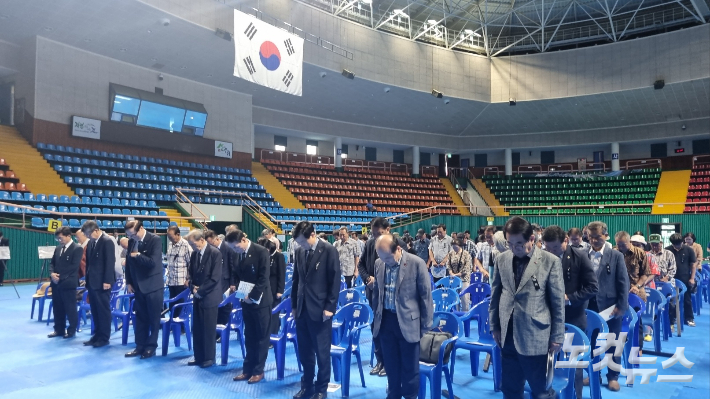 25일 구례에서 열린 여순사건 희생자 유해발굴 봉안식 참석자들이 묵념을 하고 있다. 박사라 기자 