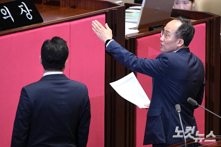 김현 더불어민주당 의원이 25일 오후 서울 여의도 국회에서 열린 제416회국회(임시회) 제1차 본회의에서 방송통신위원회의 설치 및 운영에 관한 법률 일부개정법률안 이외에 추가로 방송4법 심사 보고를 하자 추경호 국민의힘 원내대표가 우원식 국회의장에게 찾아가 항의하고 있다. 박종민 기자