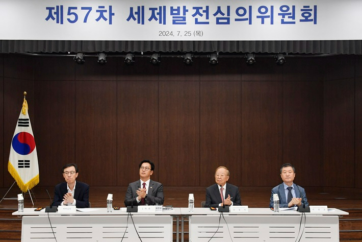 7월 25일 오후 서울 중구 은행회관에서 열린 '제57차 세제발전심의위원회'에 참석자들이 박수를 치고 있다. 왼쪽부터 기획재정부 정정훈 세제실장, 기획재정부 김범석 1차관, 세제발전심의위원회 손경식 위원장(한국경영자총협회 회장), 세제발전심의위원회 이전오 부위원장(성균관대학교 명예교수). 기획재정부 제공