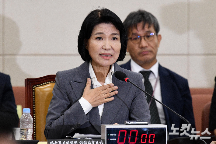 이진숙 방송통신위원장 후보자가 25일 서울 여의도 국회에서 열린 인사청문회에서 답변 중 비공식 자료를 제시했던 행동과 관련해 최민희 국회 과학기술정보방송통신위원장의 사과 요구에 반발하고 있다. 박종민 기자