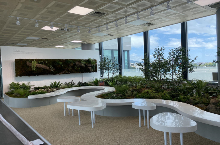 부산시가 김해공제공항에 실내정원을 조성했다. 부산시 제공