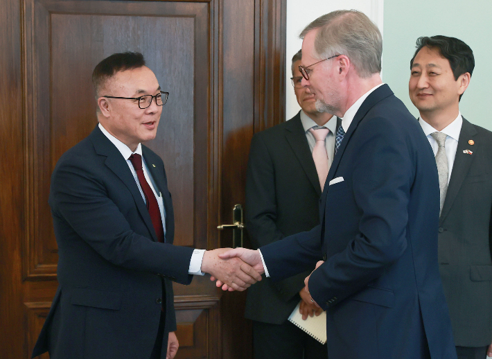 황주호 한국수력원자력 사장(왼쪽)이 체코 신규원전사업 우선협상대상자로 한수원을 선정한 것에 대해 감사 인사를 전하며 페트르 피알라 체코 총리와 악수하고 있다. 한수원 제공