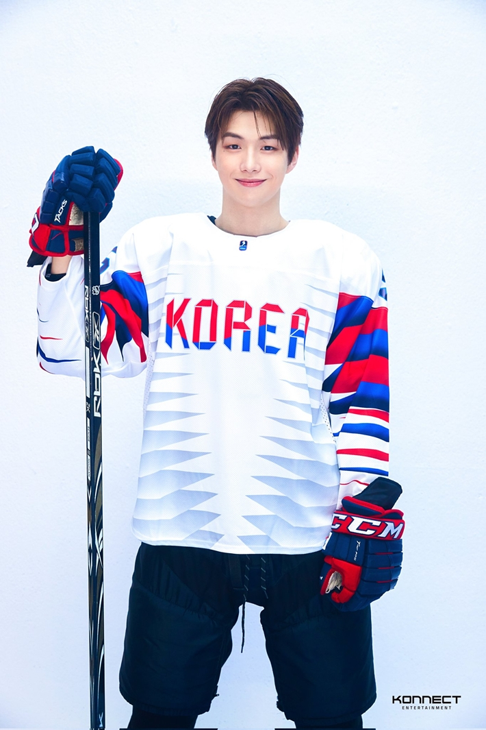 강다니엘이 에이라와 전속계약을 맺었다고 25일 밝혔다. 강다니엘 공식 트위터(X)